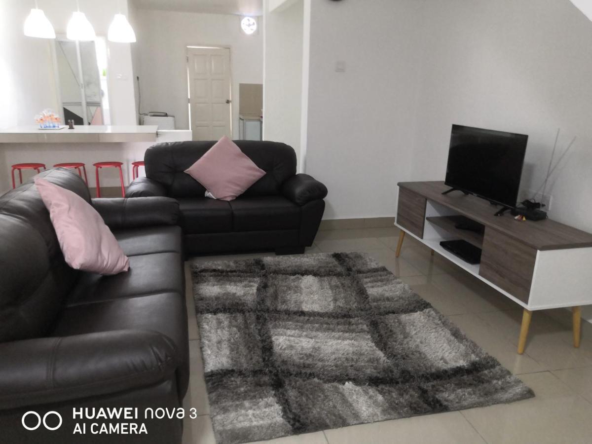 Abah 2 Room Homestay Pasir Gudang Eksteriør billede